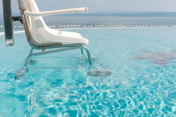 Elementos de accesibilidad para piscinas.