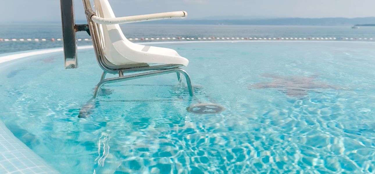 Elementos de accesibilidad para piscinas.